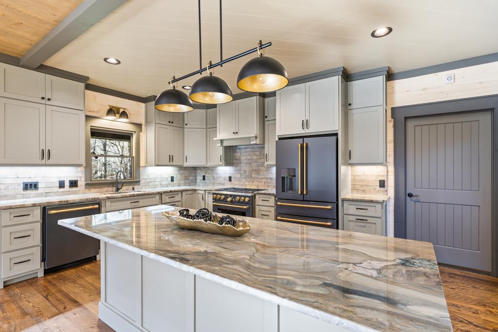 Mineral Bluff, Georgia, 30559, United States, 4 Bedrooms Bedrooms, ,5 BathroomsBathrooms,Residential,For Sale,1986837