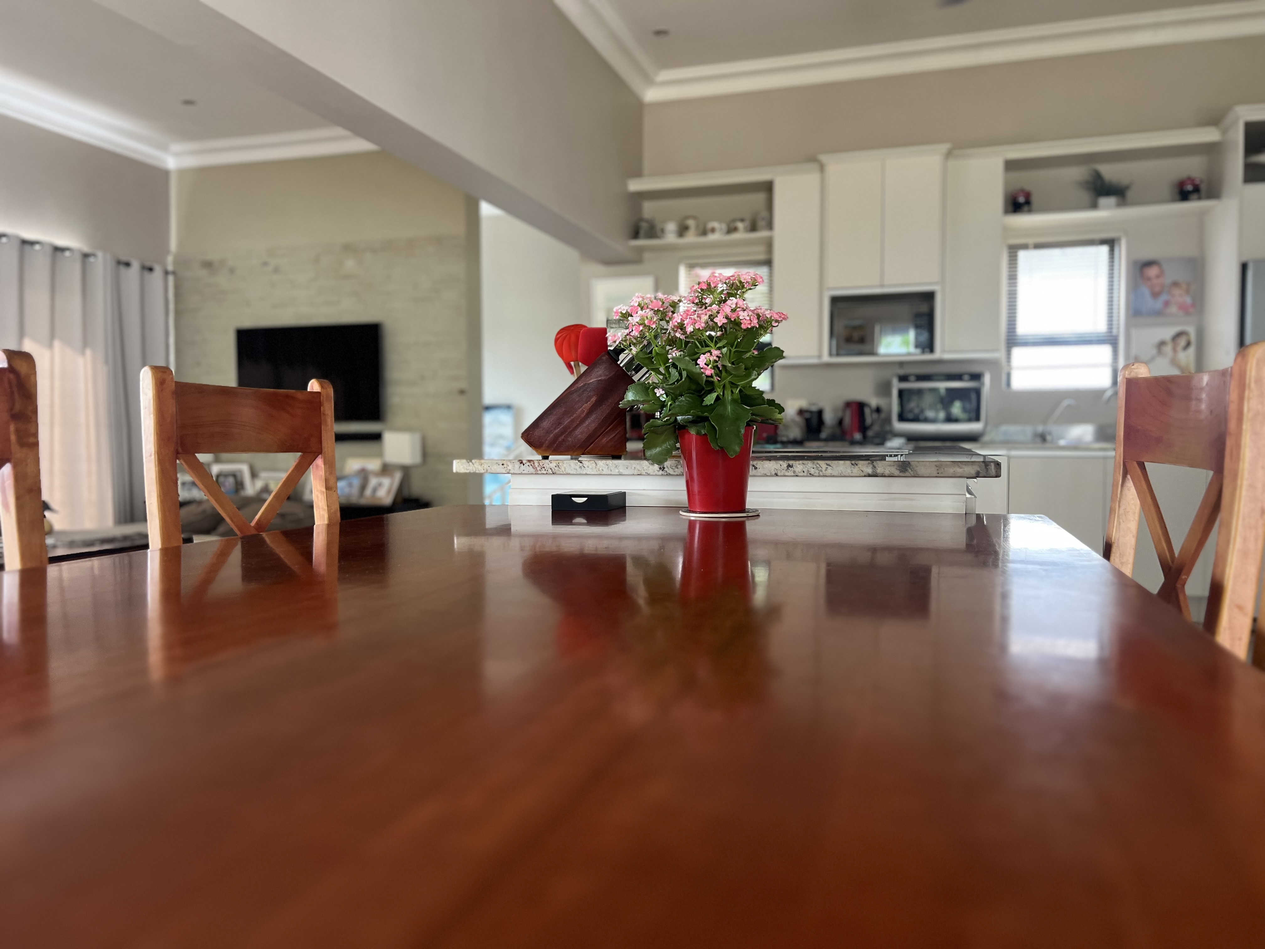  Meticulously maintained home with thoughtfully curated living spaces - 物件實景