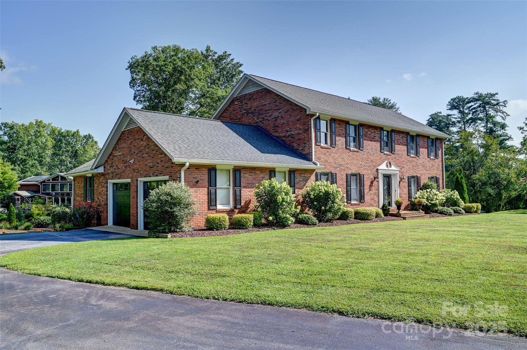 Hendersonville, North Carolina, 28739, United States, 5 Bedrooms Bedrooms, ,3 BathroomsBathrooms,Residential,For Sale,1903677