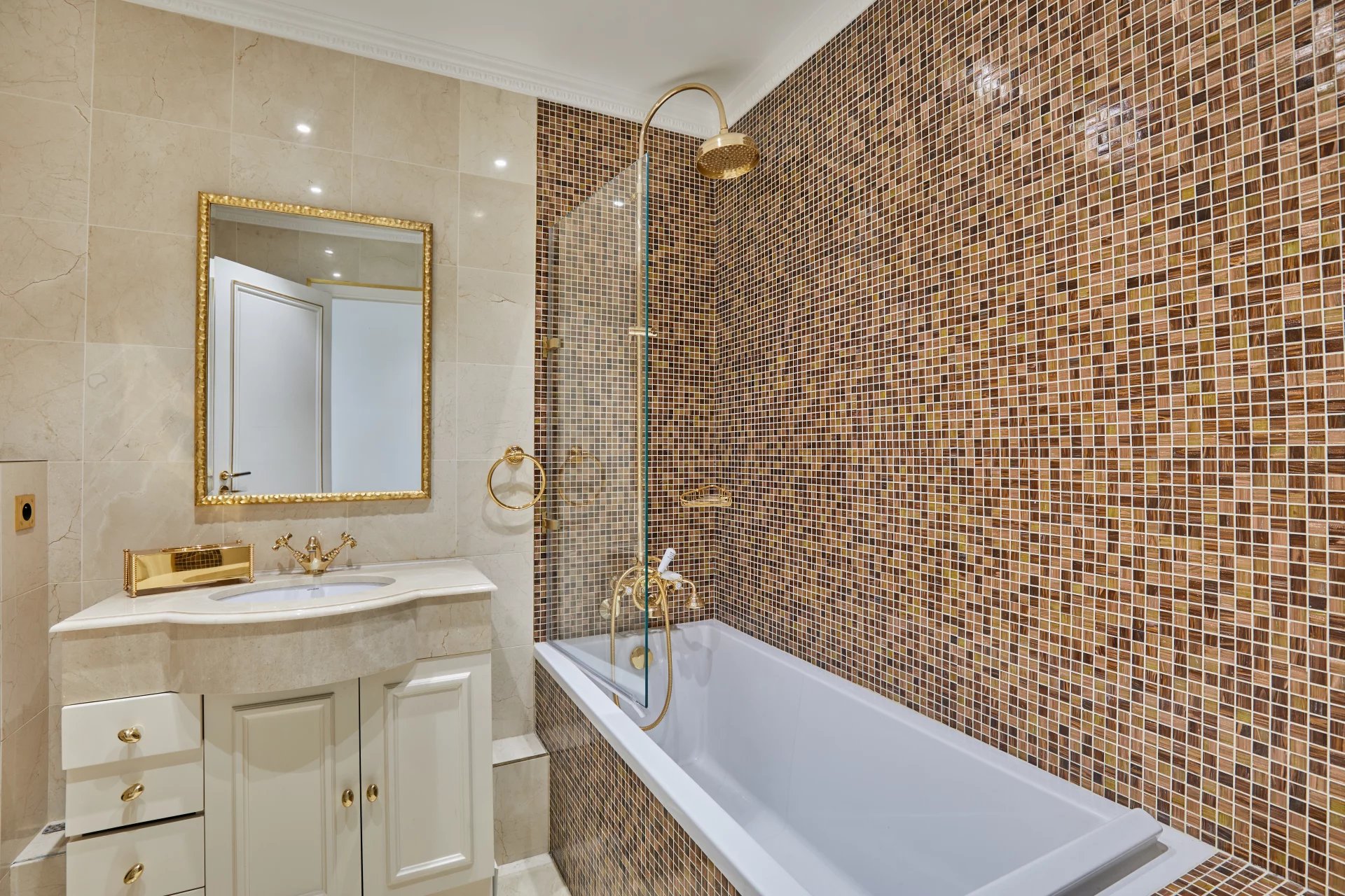 Paris 8th, Île-de-France, 75008, FR, 4 Bedrooms Bedrooms, ,6 BathroomsBathrooms,Residential,For Sale,1560654