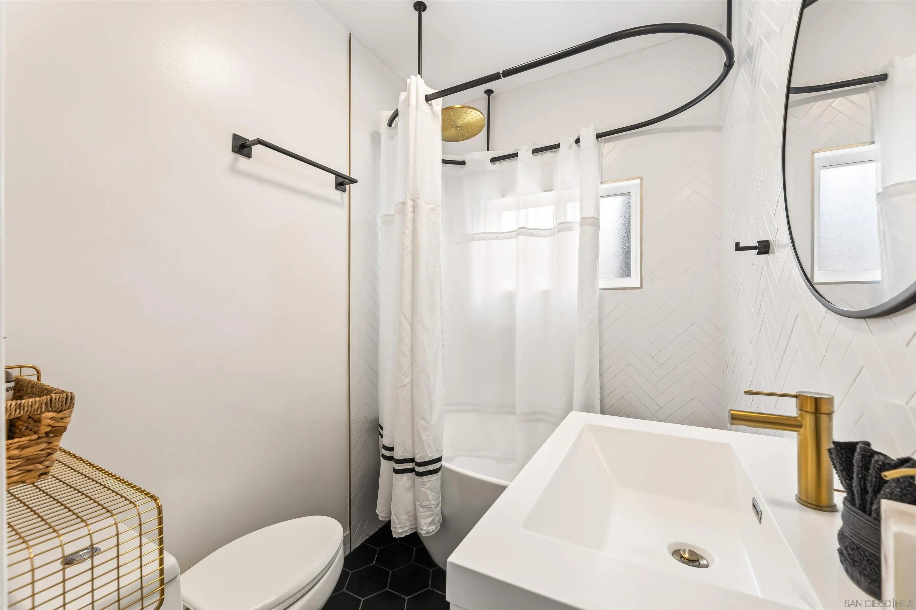 North Hollywood, California, 91601, United States, 2 Bedrooms Bedrooms, ,1 BathroomBathrooms,Residential,For Sale,1992001