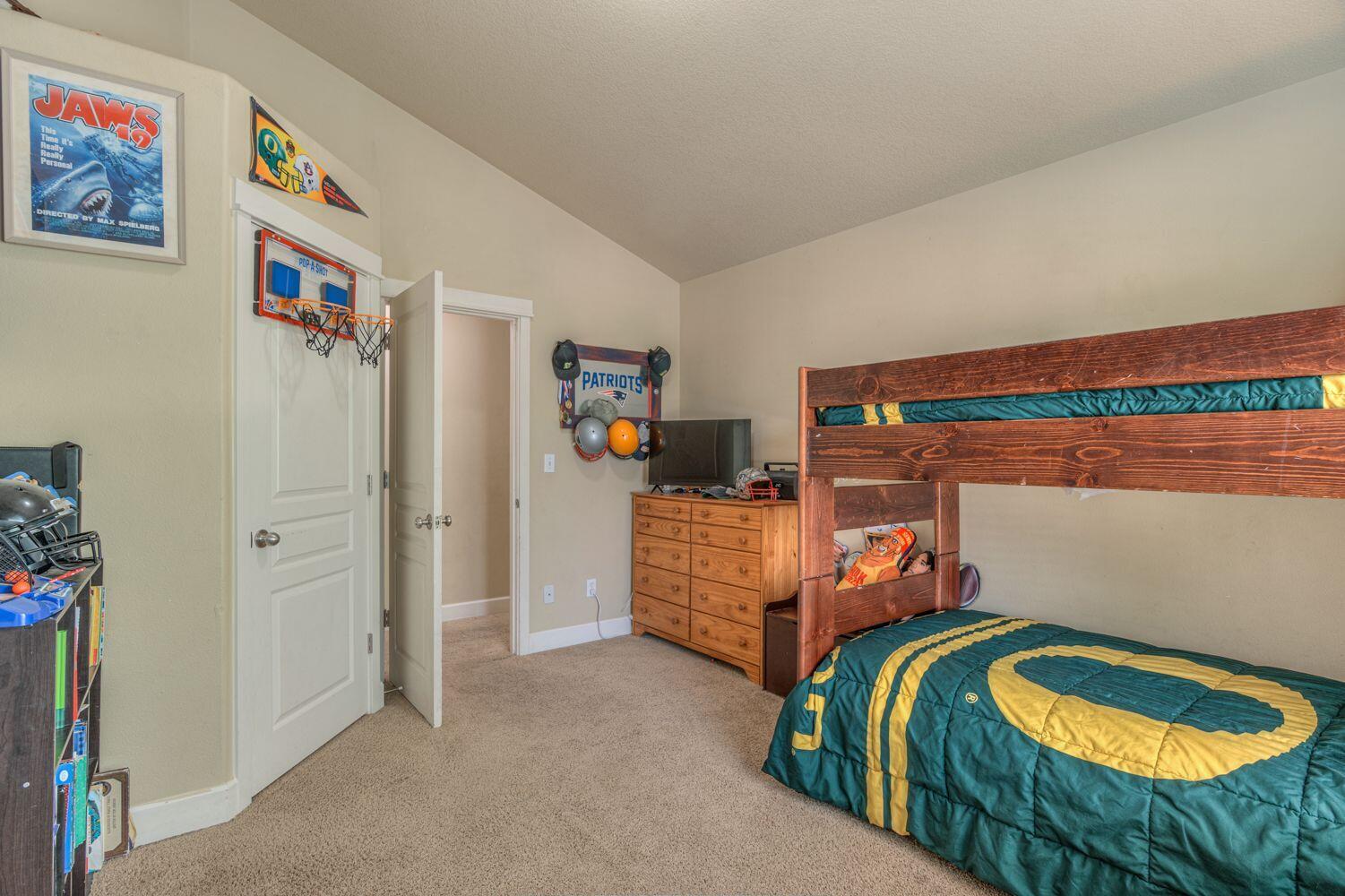 Redmond, Oregon, 97756, United States, 4 Bedrooms Bedrooms, ,3 BathroomsBathrooms,Residential,For Sale,1898439
