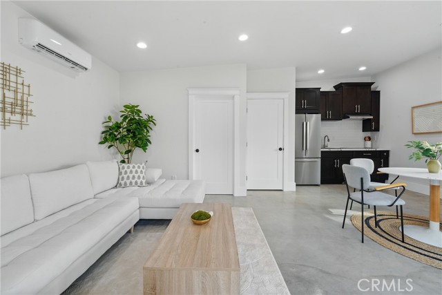 Los Angeles, California, 90018, United States, 5 Bedrooms Bedrooms, ,5 BathroomsBathrooms,Residential,For Sale,1984330