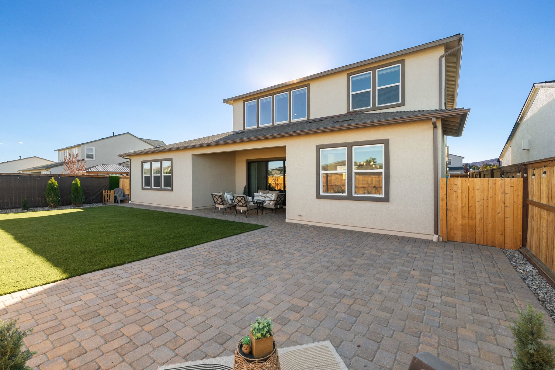  Multi-Gen Living. Mountain Views. A Backyard That