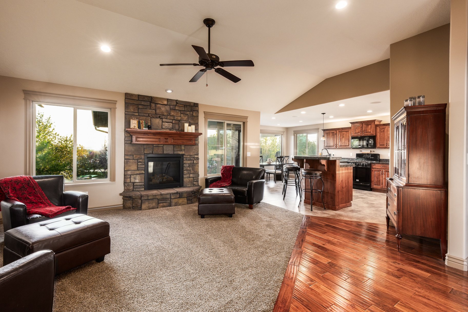  Luxury Custom Rambler on .86 Acre Park Like Setting and Extensive Mountain Views - 物件實景