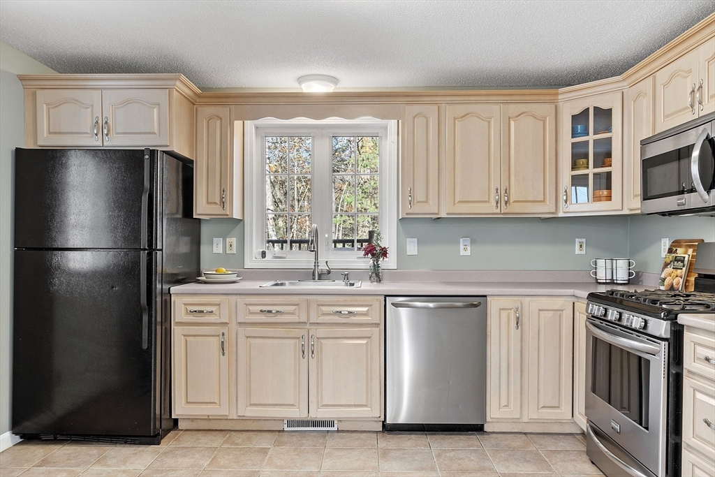 Dracut, Massachusetts, 01826, United States, 3 Bedrooms Bedrooms, ,2 BathroomsBathrooms,Residential,For Sale,1988134