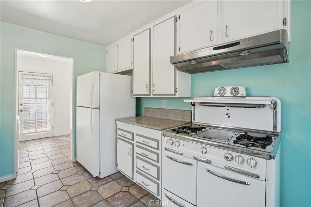 Lakewood, California, 90715, United States, 3 Bedrooms Bedrooms, ,1 BathroomBathrooms,Residential,For Sale,1988216