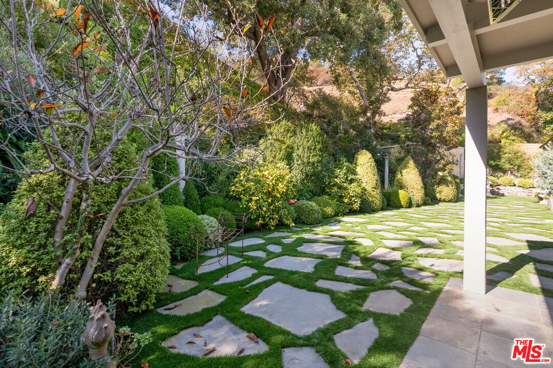 Los Angeles, California, 90049, United States, 4 Bedrooms Bedrooms, ,1 BathroomBathrooms,Residential,For Sale,1991602