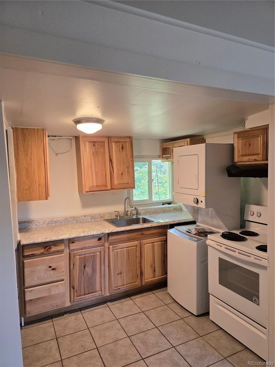 Lakewood, Colorado, 80215, United States, 4 Bedrooms Bedrooms, ,2 BathroomsBathrooms,Residential,For Sale,1875138