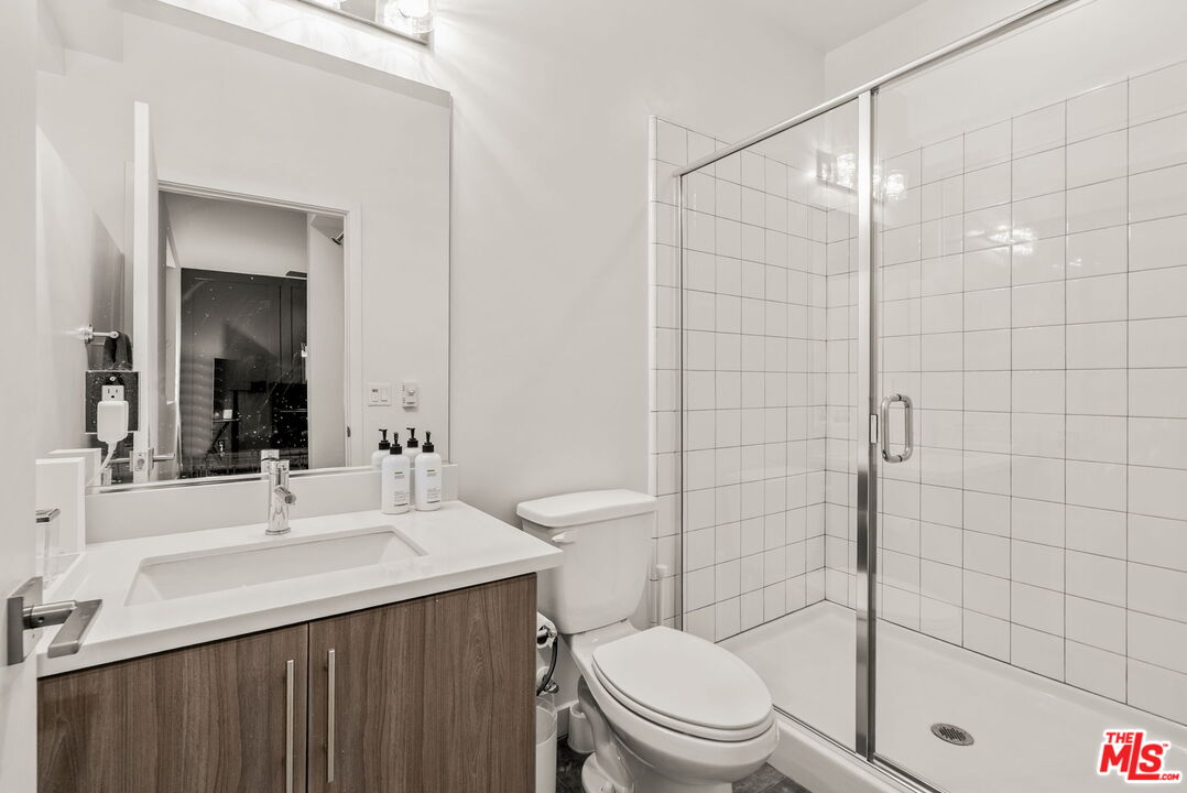 Los Angeles, California, 90026, United States, 3 Bedrooms Bedrooms, ,4 BathroomsBathrooms,Residential,For Sale,1829395