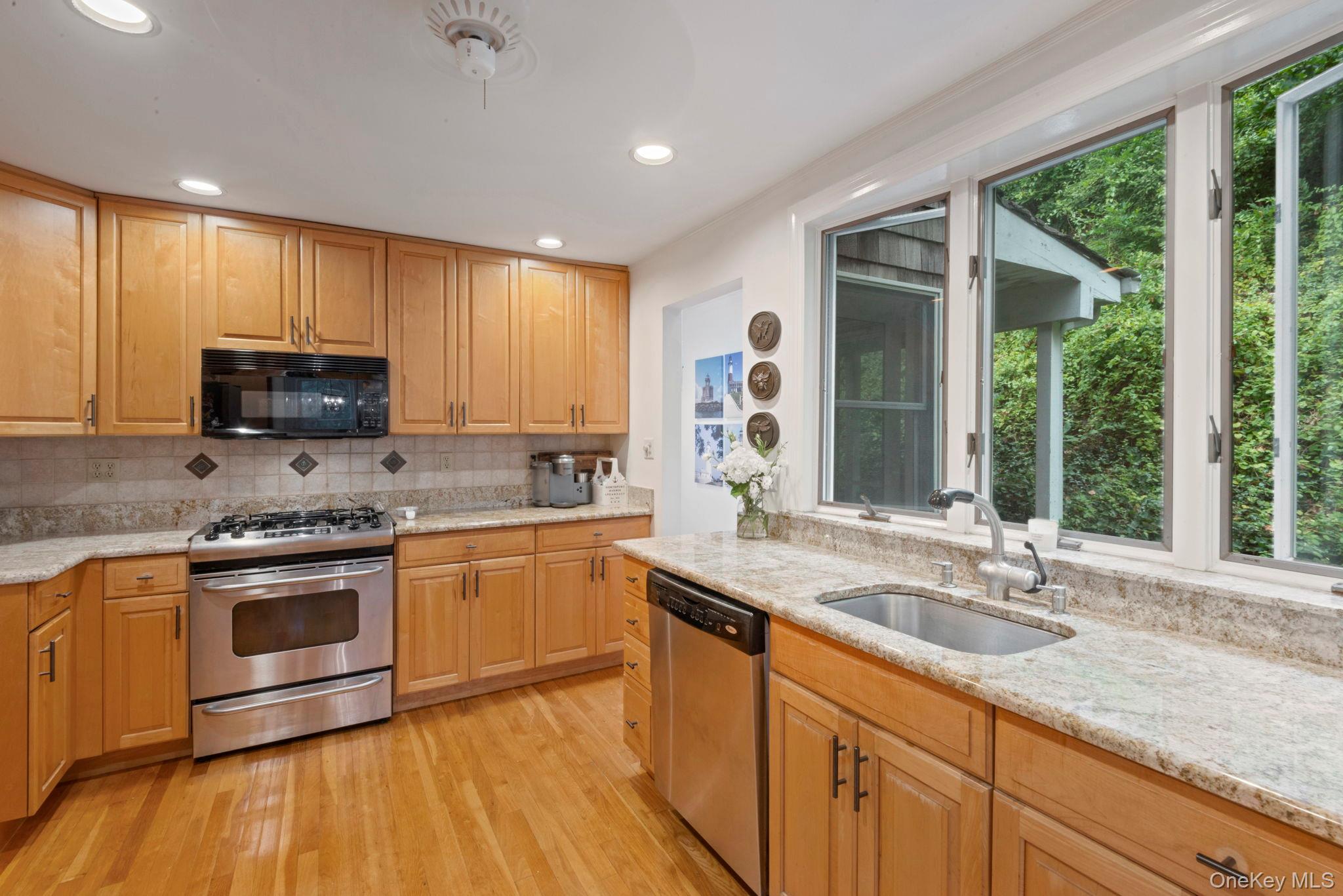 Northport, New York, 11768, United States, 3 Bedrooms Bedrooms, ,2 BathroomsBathrooms,Residential,For Sale,1925556