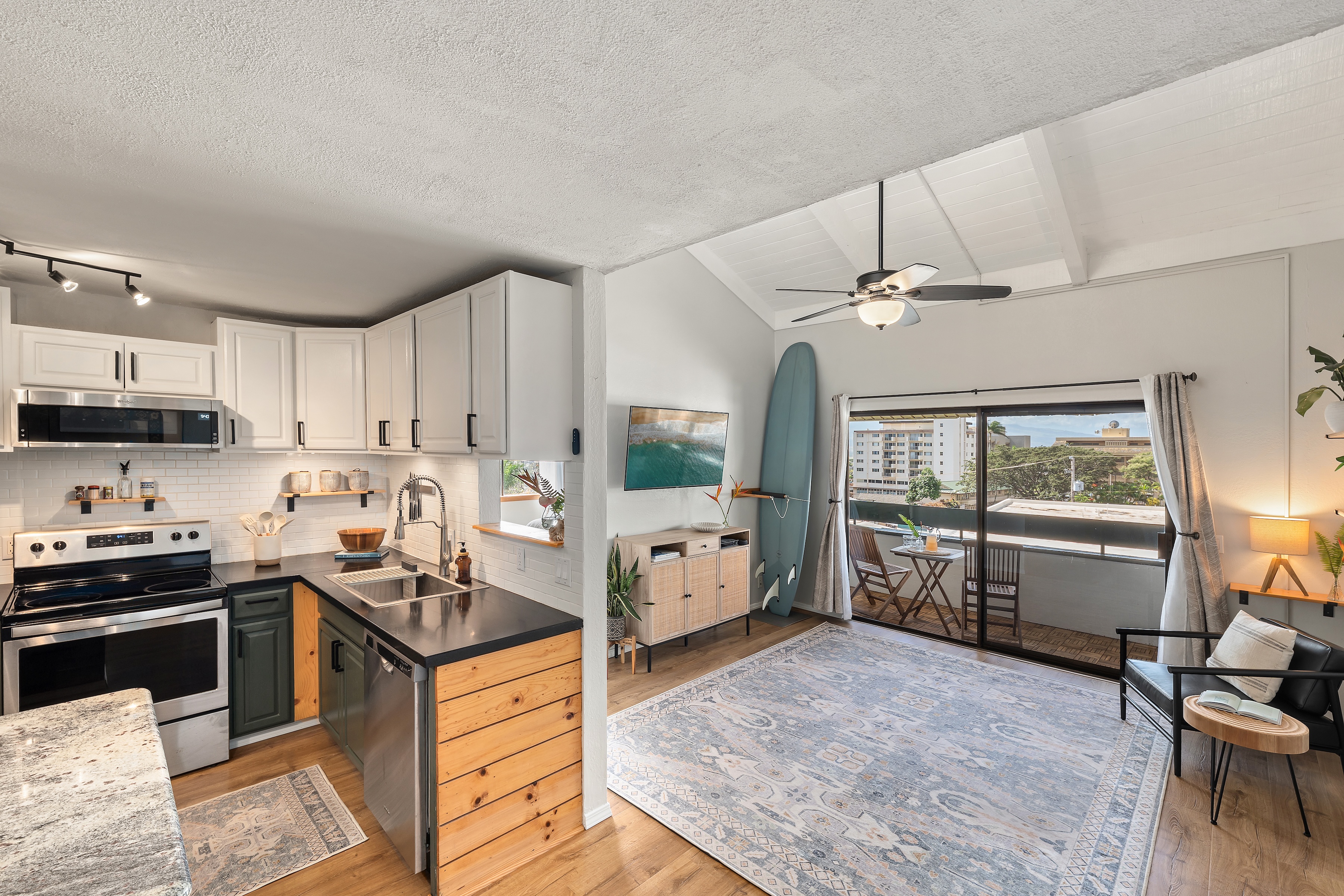 Centrally Located Living with Vaulted Ceilings and Views - 物件實景
