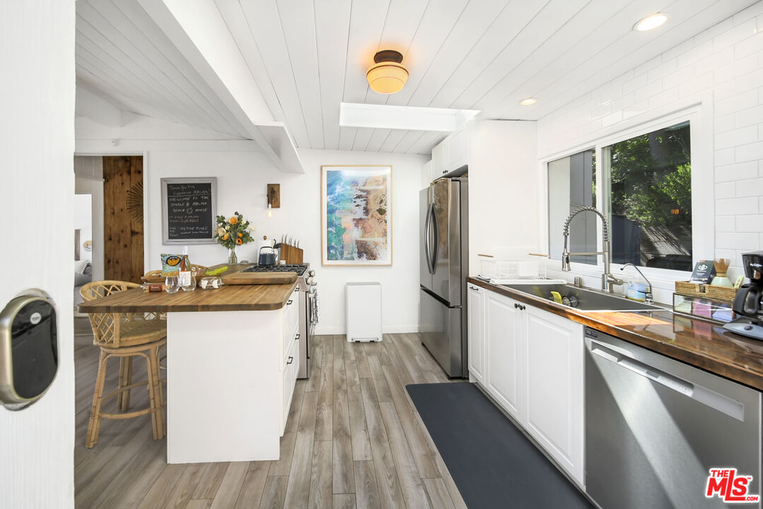 Malibu, California, 90265, United States, 3 Bedrooms Bedrooms, ,2 BathroomsBathrooms,Residential,For Sale,1992051