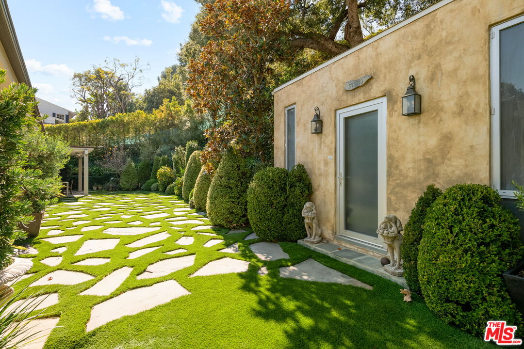 Los Angeles, California, 90049, United States, 4 Bedrooms Bedrooms, ,1 BathroomBathrooms,Residential,For Sale,1991602