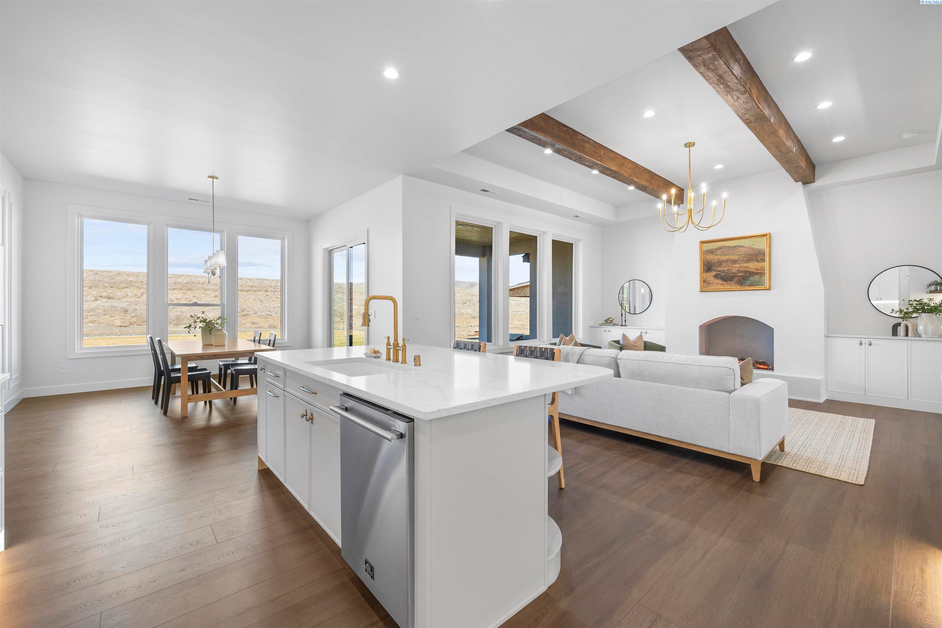 Richland, Washington, 99352, United States, 4 Bedrooms Bedrooms, ,3 BathroomsBathrooms,Residential,For Sale,2048138