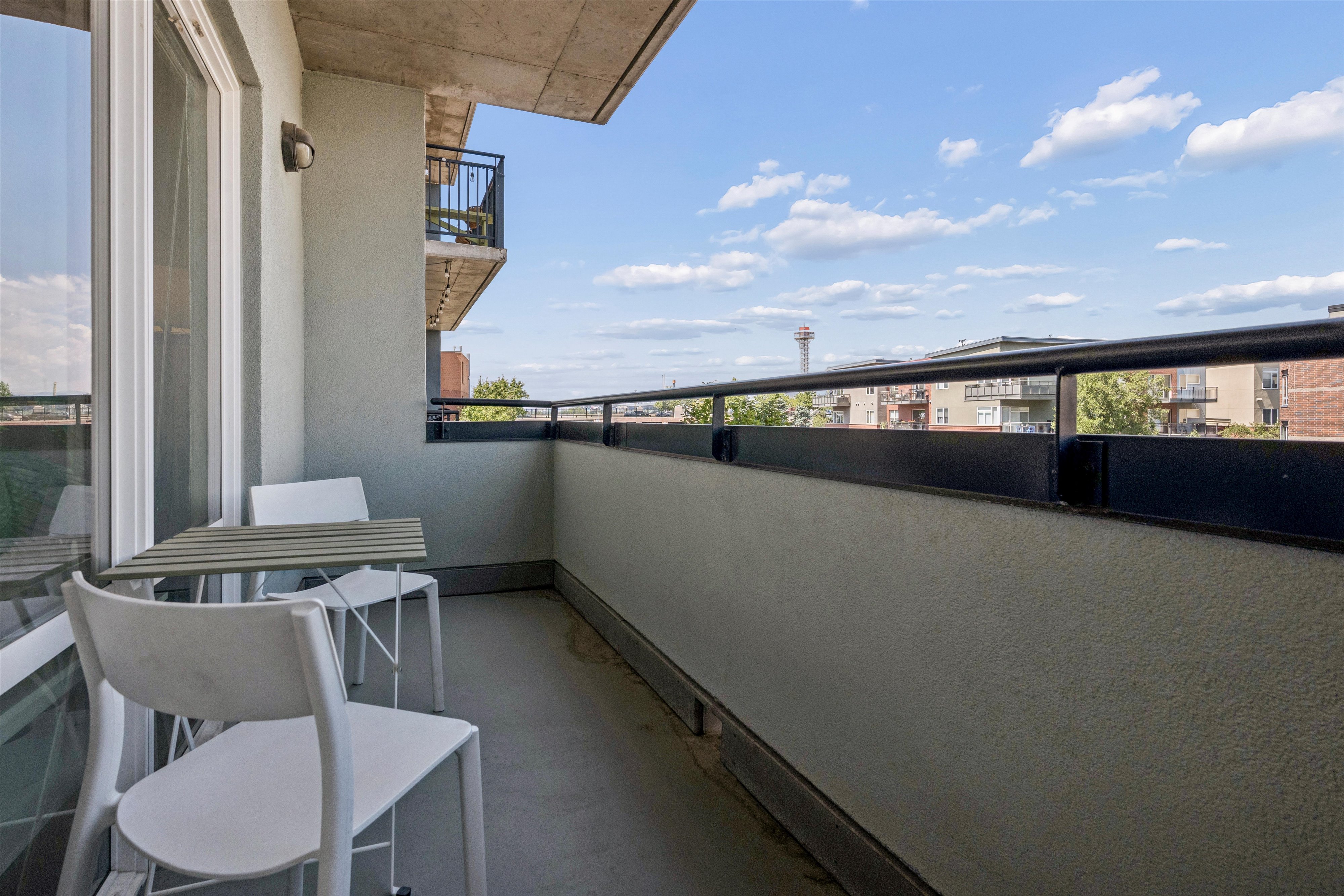  This beautifully updated residence welcomes you with stunning natural light - 物件實景