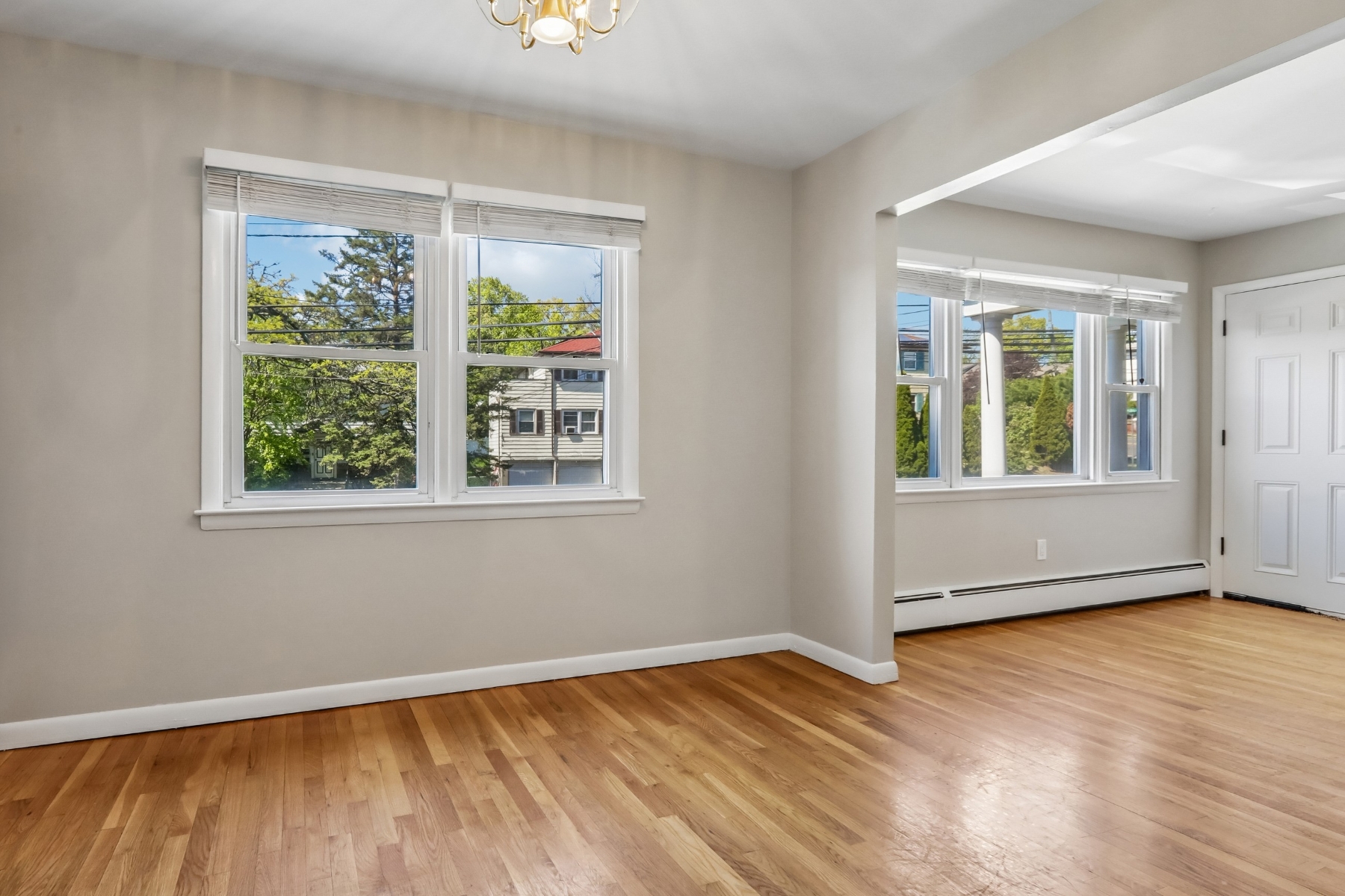  Thoughtfully Updated Two Family Home - 物件實景