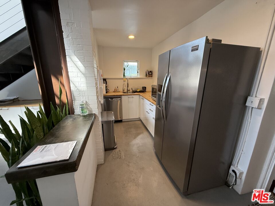 Venice, California, 90291, United States, 2 Bedrooms Bedrooms, ,2 BathroomsBathrooms,Residential,For Sale,1989635