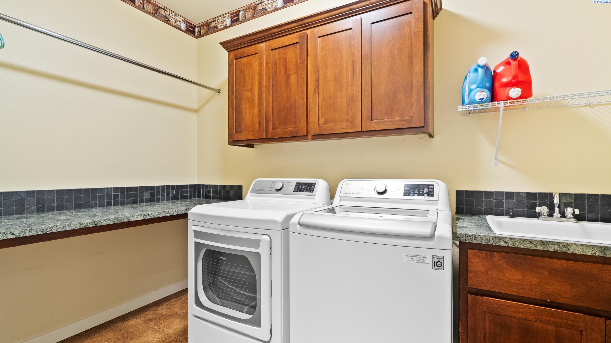 Kennewick, Washington, 99338, United States, 4 Bedrooms Bedrooms, ,3 BathroomsBathrooms,Residential,For Sale,1907298