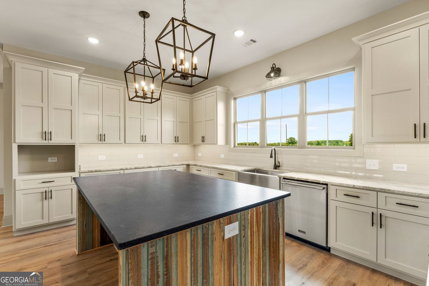 Barnesville, Georgia, 30204, United States, 4 Bedrooms Bedrooms, ,4 BathroomsBathrooms,Residential,For Sale,1859090