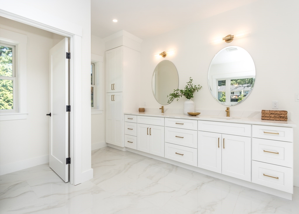 Waltham, Massachusetts, 02452, United States, 6 Bedrooms Bedrooms, ,4 BathroomsBathrooms,Residential,For Sale,1891361