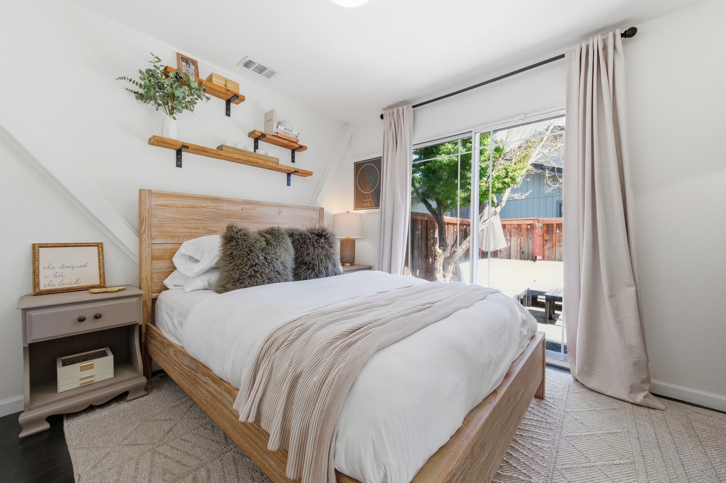  Light, Bright and Move-In Ready - 物件實景