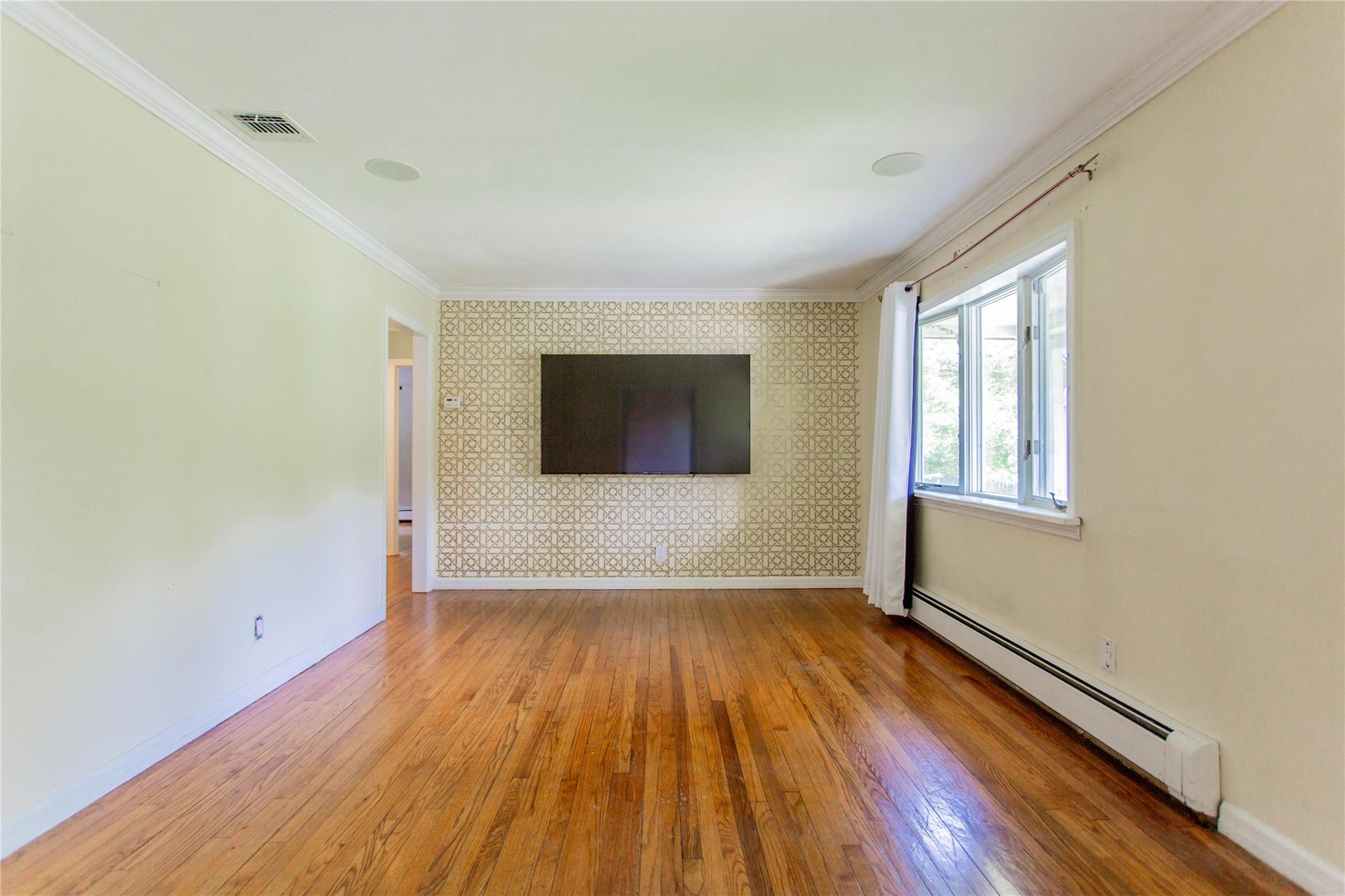 Huntington, New York, 11743, United States, 2 Bedrooms Bedrooms, ,2 BathroomsBathrooms,Residential,For Sale,1847345