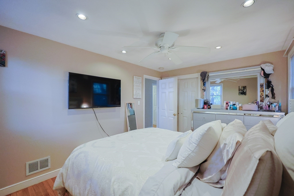 Framingham, Massachusetts, 01701, United States, 3 Bedrooms Bedrooms, ,2 BathroomsBathrooms,Residential,For Sale,1987997