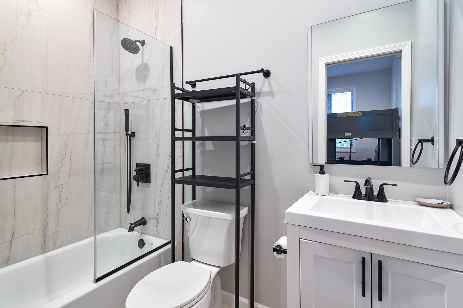 Chicago, Illinois, 60651, United States, 5 Bedrooms Bedrooms, ,6 BathroomsBathrooms,Residential,For Sale,1988146