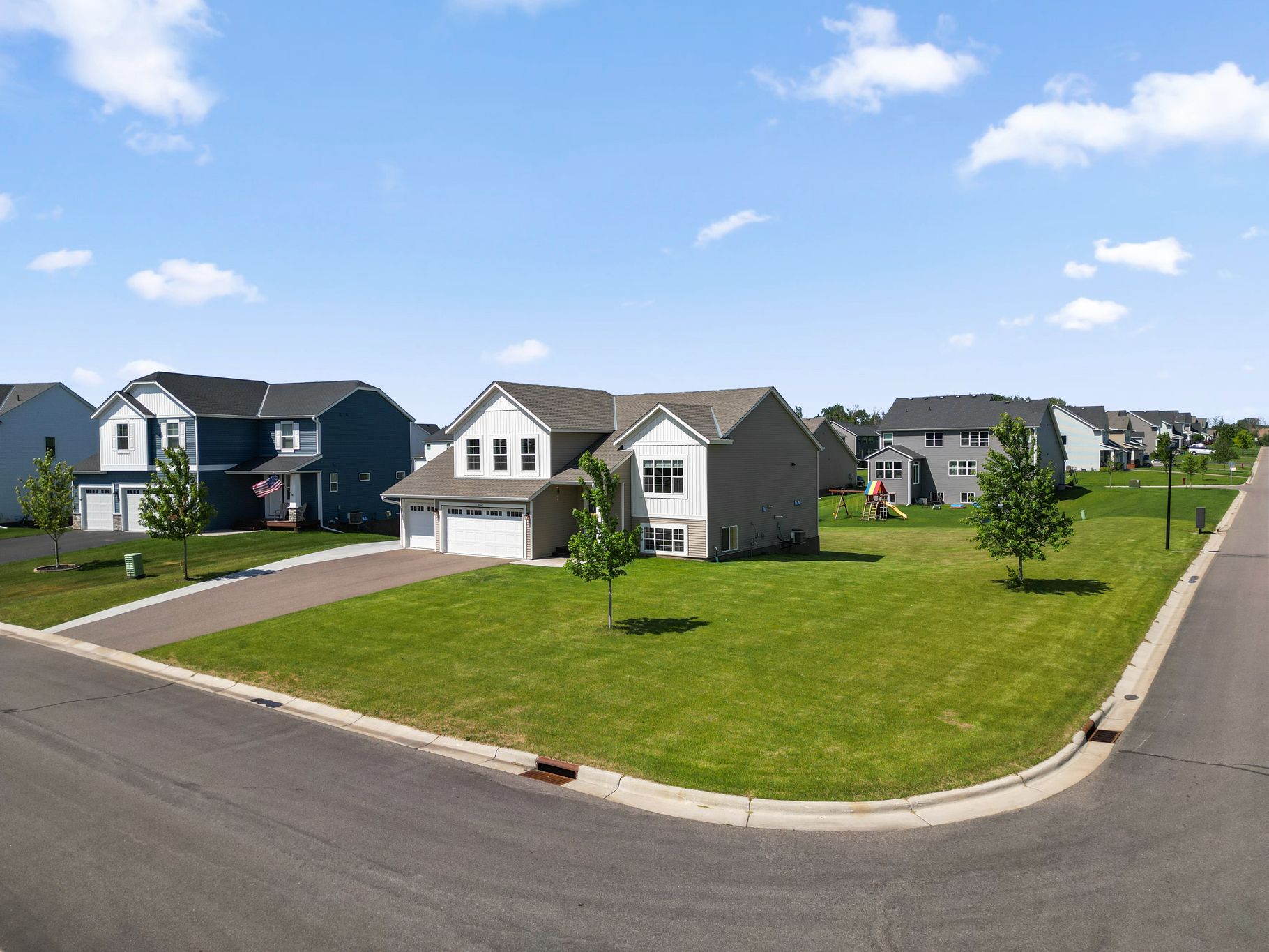  Spacious Walkout Living on a Prime Corner Lot - 物件實景
