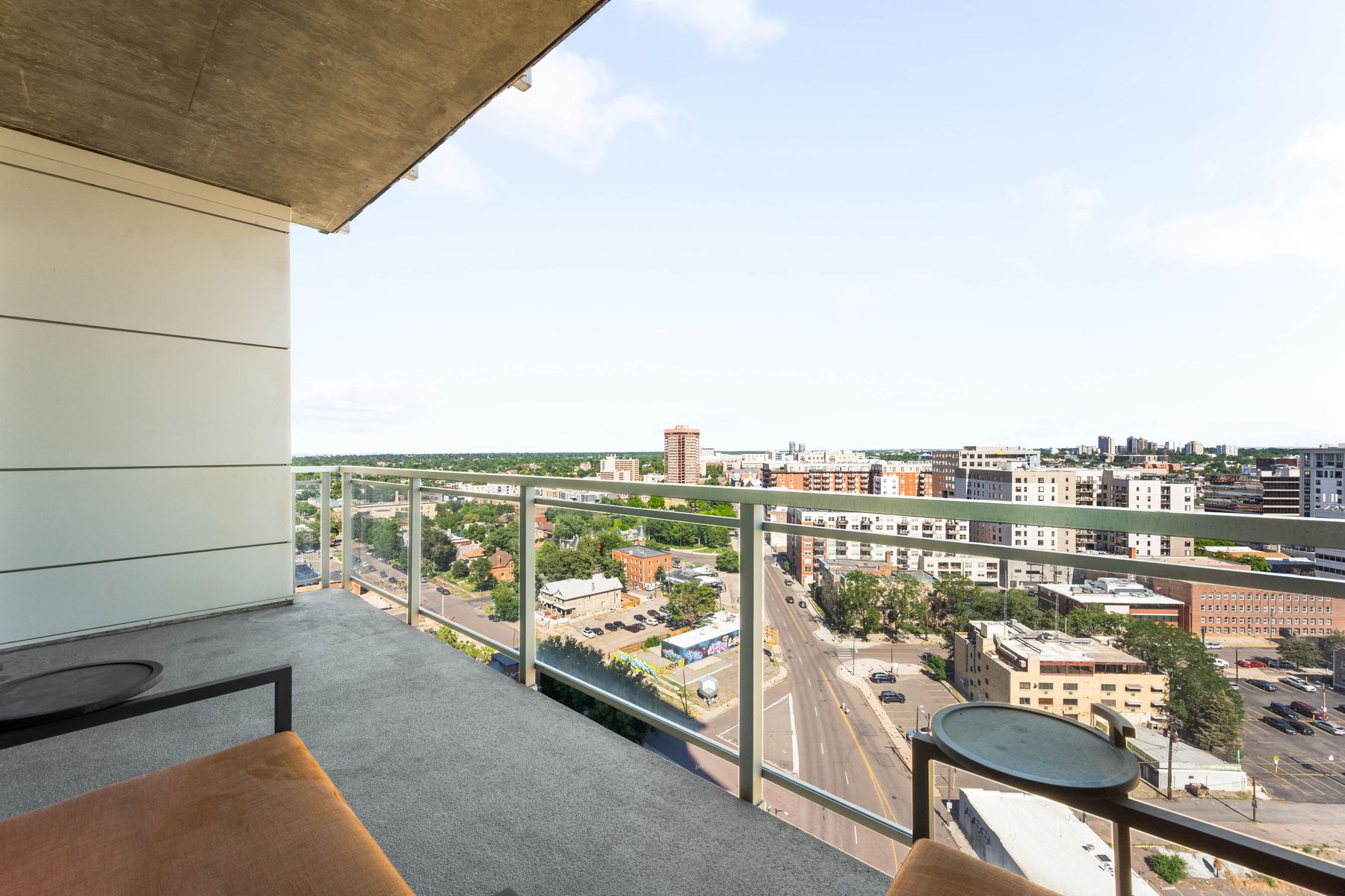  Two Parking Spaces and One of Largest Living/Dining Spaces Downtown - 物件實景