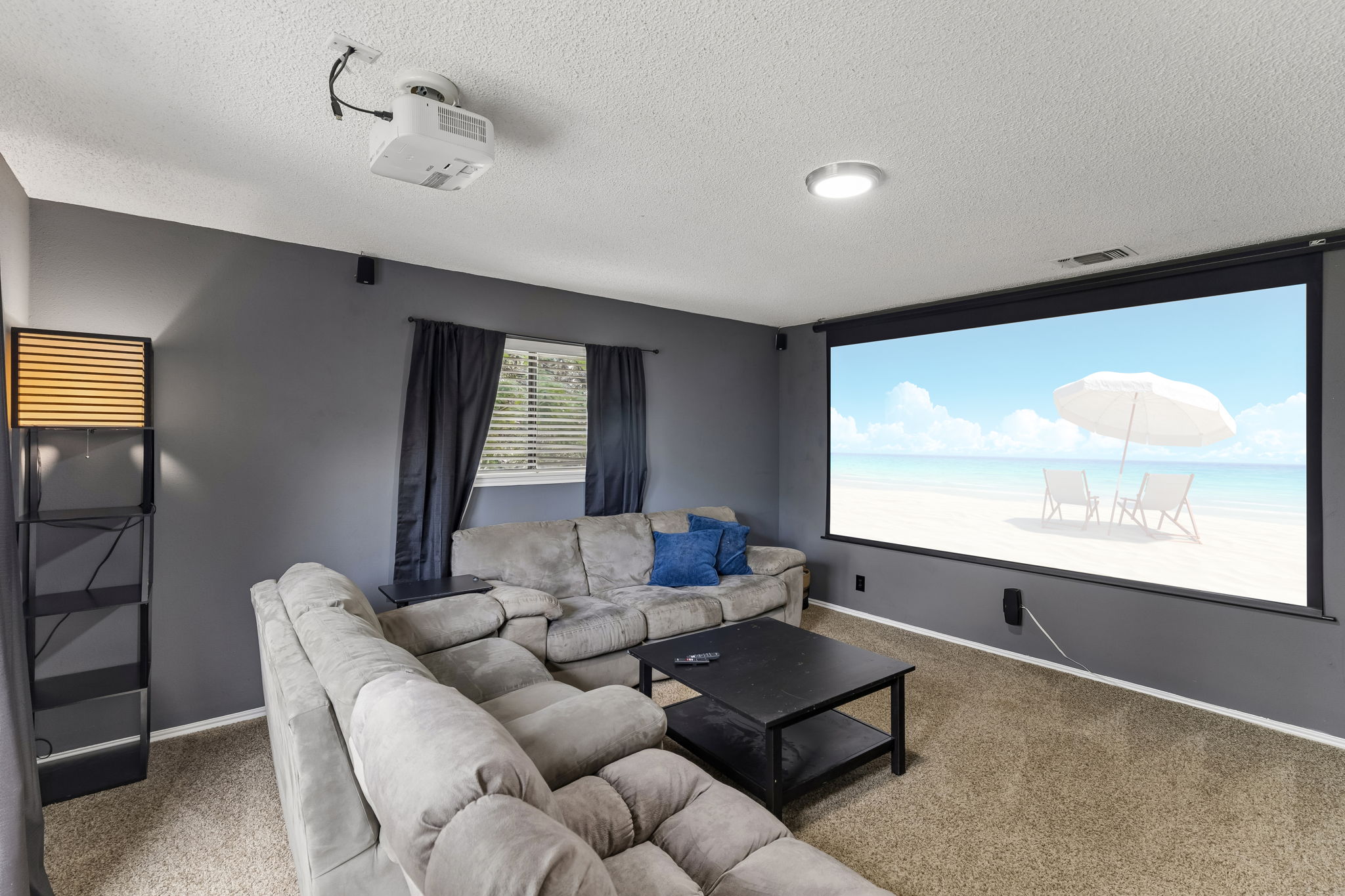  Oak-Canopied Retreat with Pool and Media Room - 物件實景