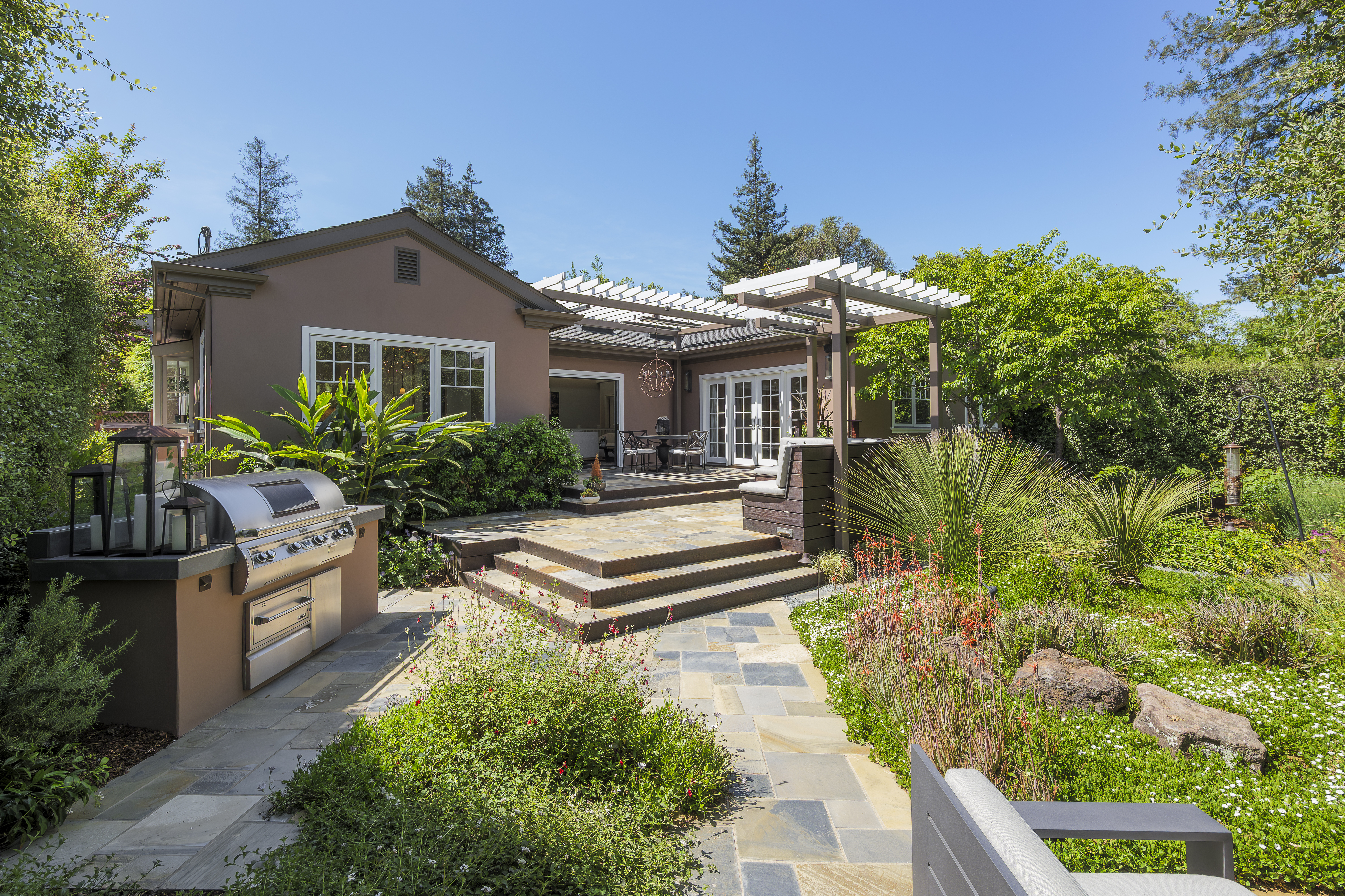  Beautifully Remodeled Craftsman-Inspired Home Located in the Willows - 物件實景