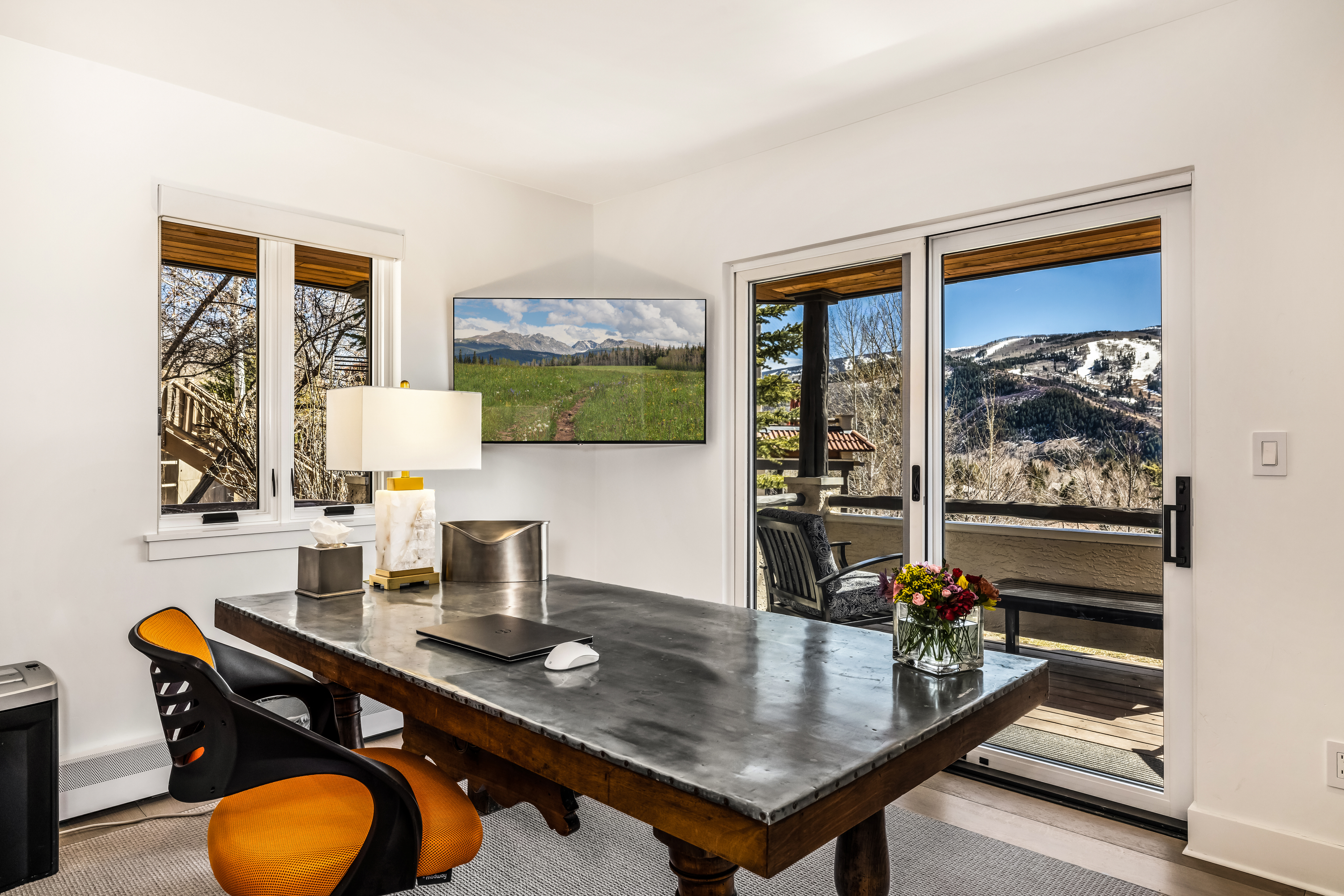  Captures sweeping views of Arrowhead and the surrounding mountain landscape. - 物件實景