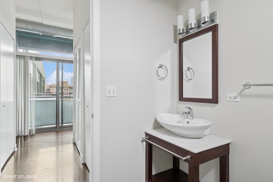 Chicago, Illinois, 60661, United States, 2 Bedrooms Bedrooms, ,2 BathroomsBathrooms,Residential,For Sale,1942571