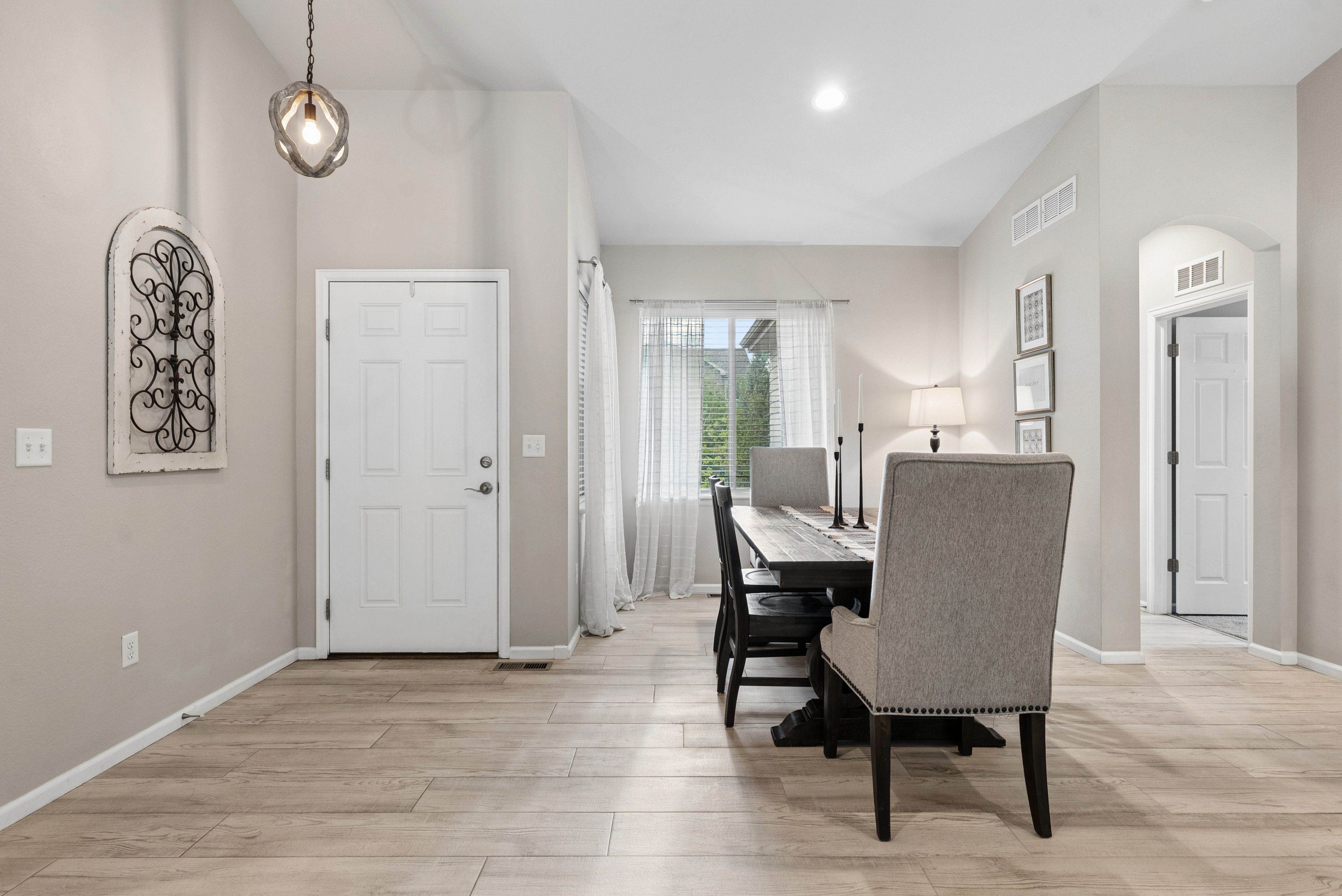  Main Level Living Paired With An Exceptional Location - 物件實景
