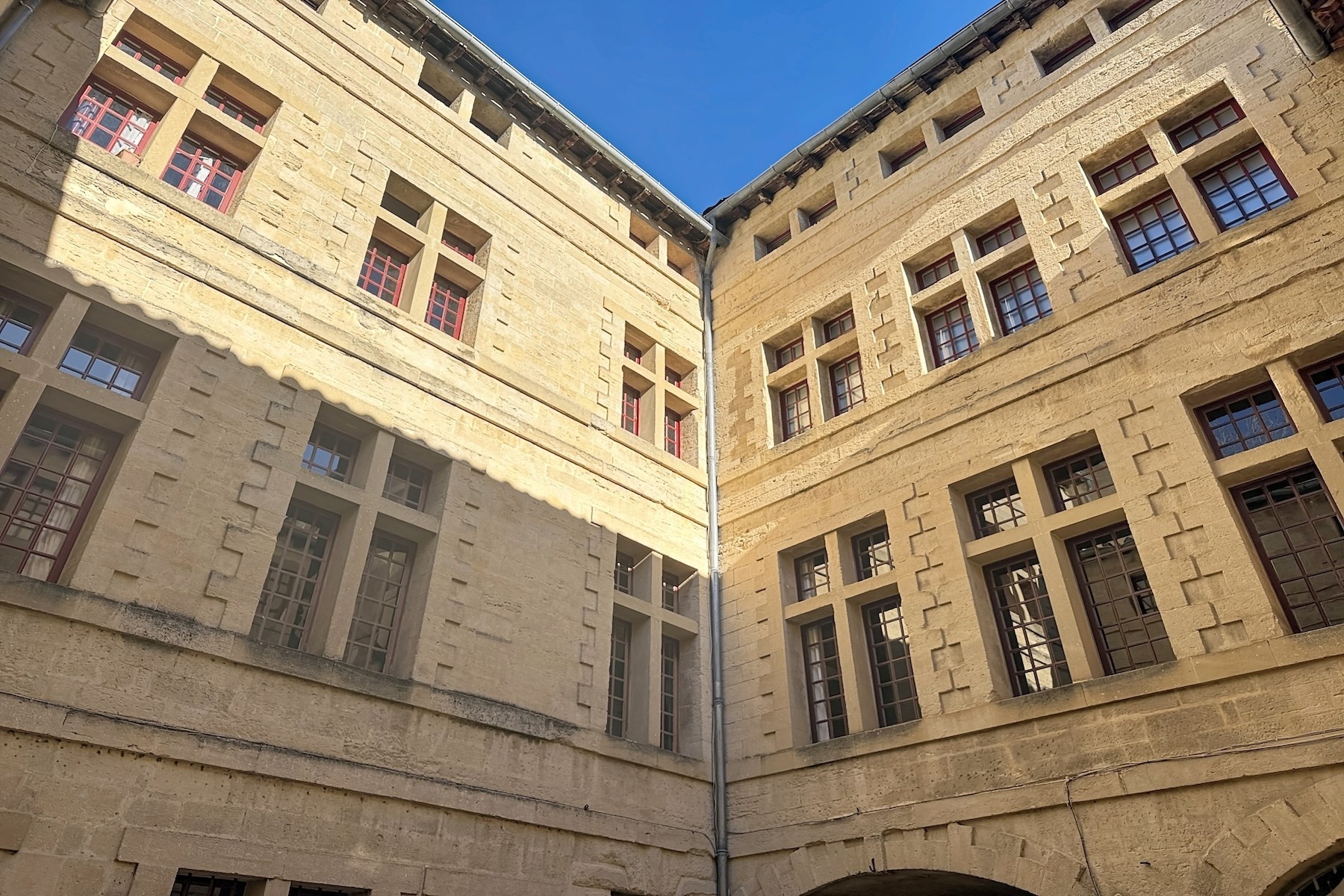  17th Century Private Mansion - 105 m² - Steps from Place aux Herbes - 物件實景