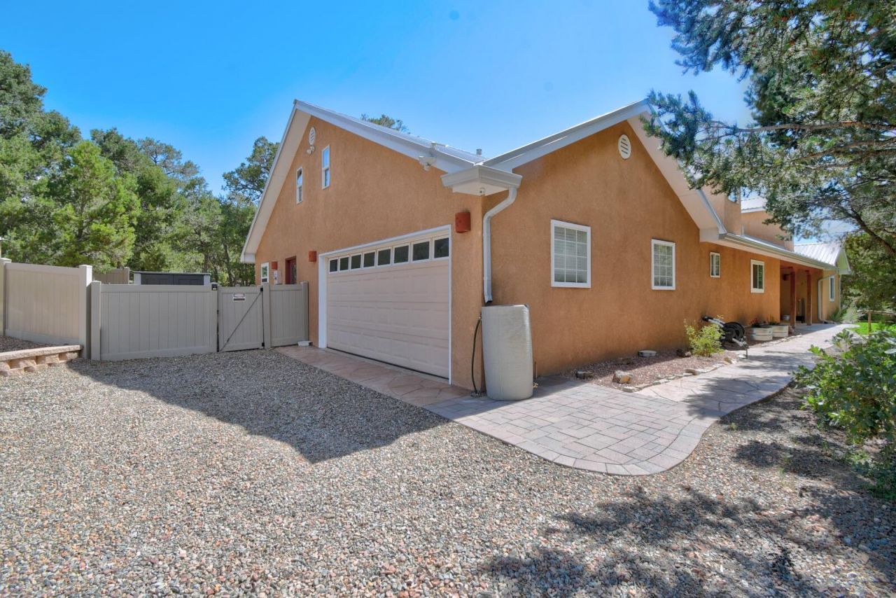 Tijeras, New Mexico, 87059, United States, 3 Bedrooms Bedrooms, ,2 BathroomsBathrooms,Residential,For Sale,1924821