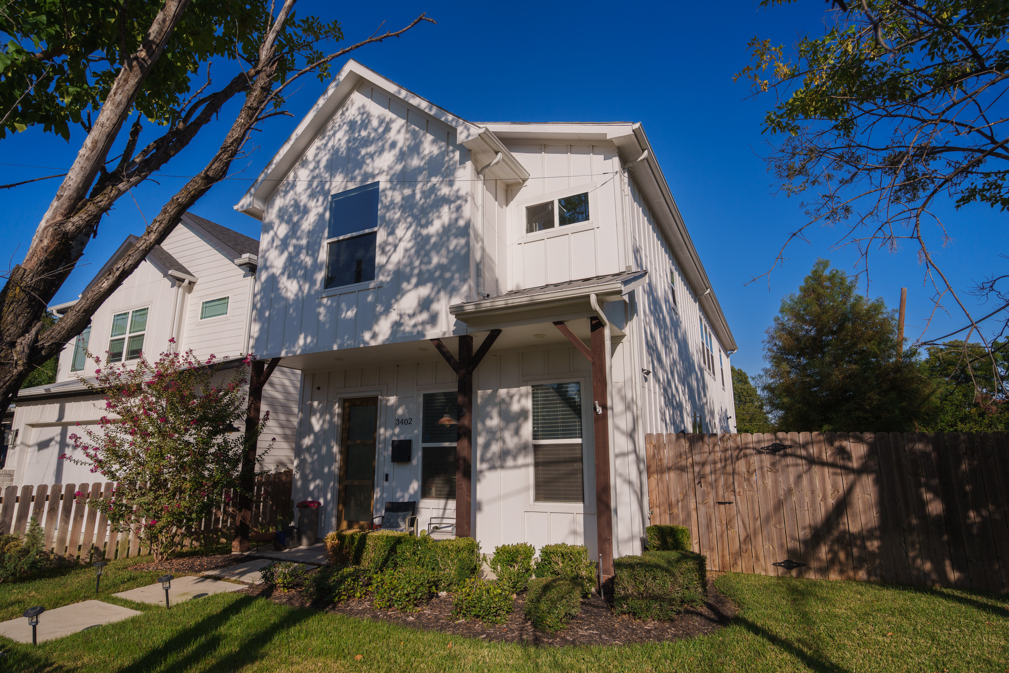  A 2021 modern on a fully gated corner lot near Trinity Groves - 物件實景