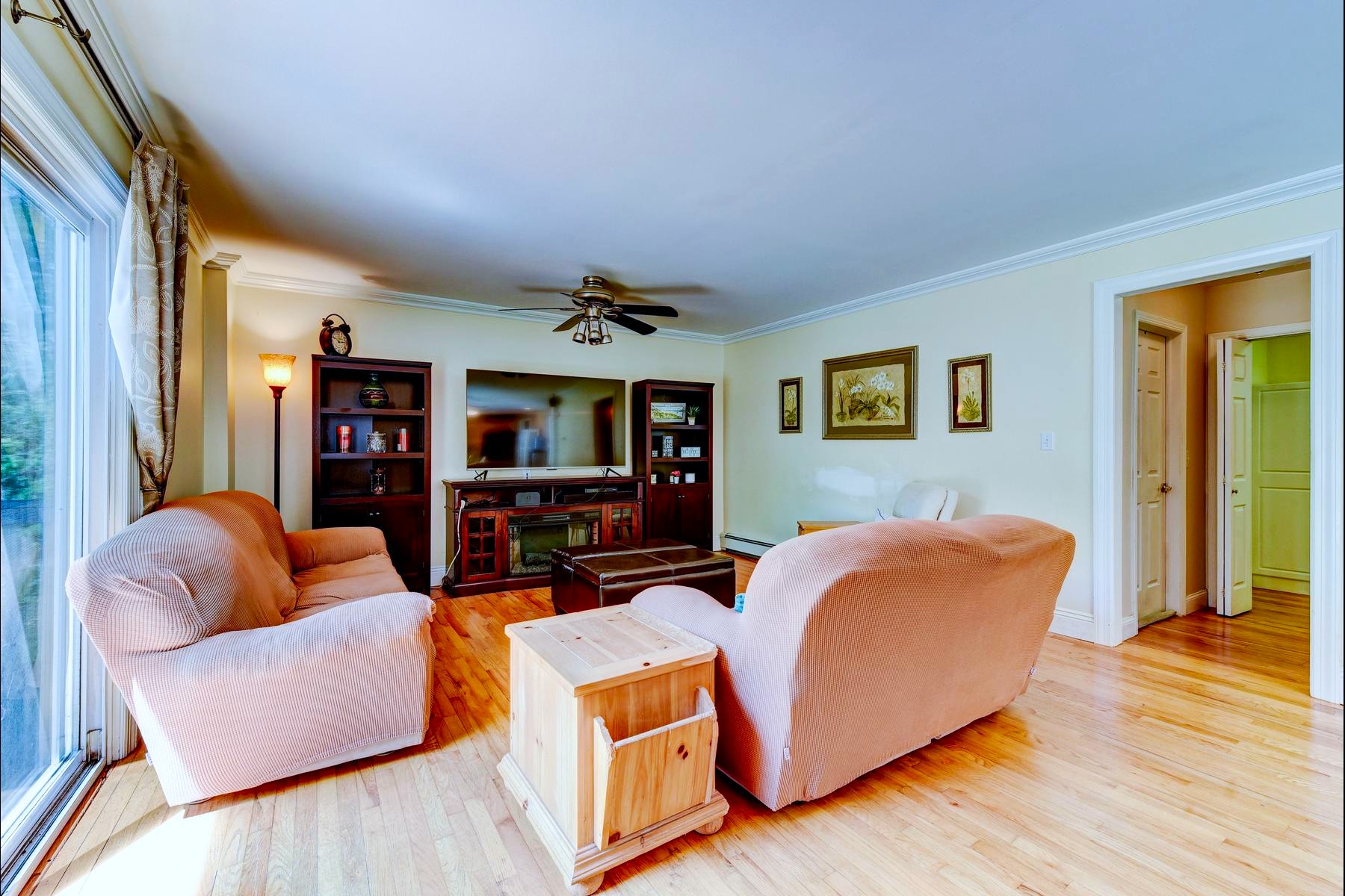  ?Glenwood? Neighborhood Colonial Offers Privacy and Flexibility - 物件實景