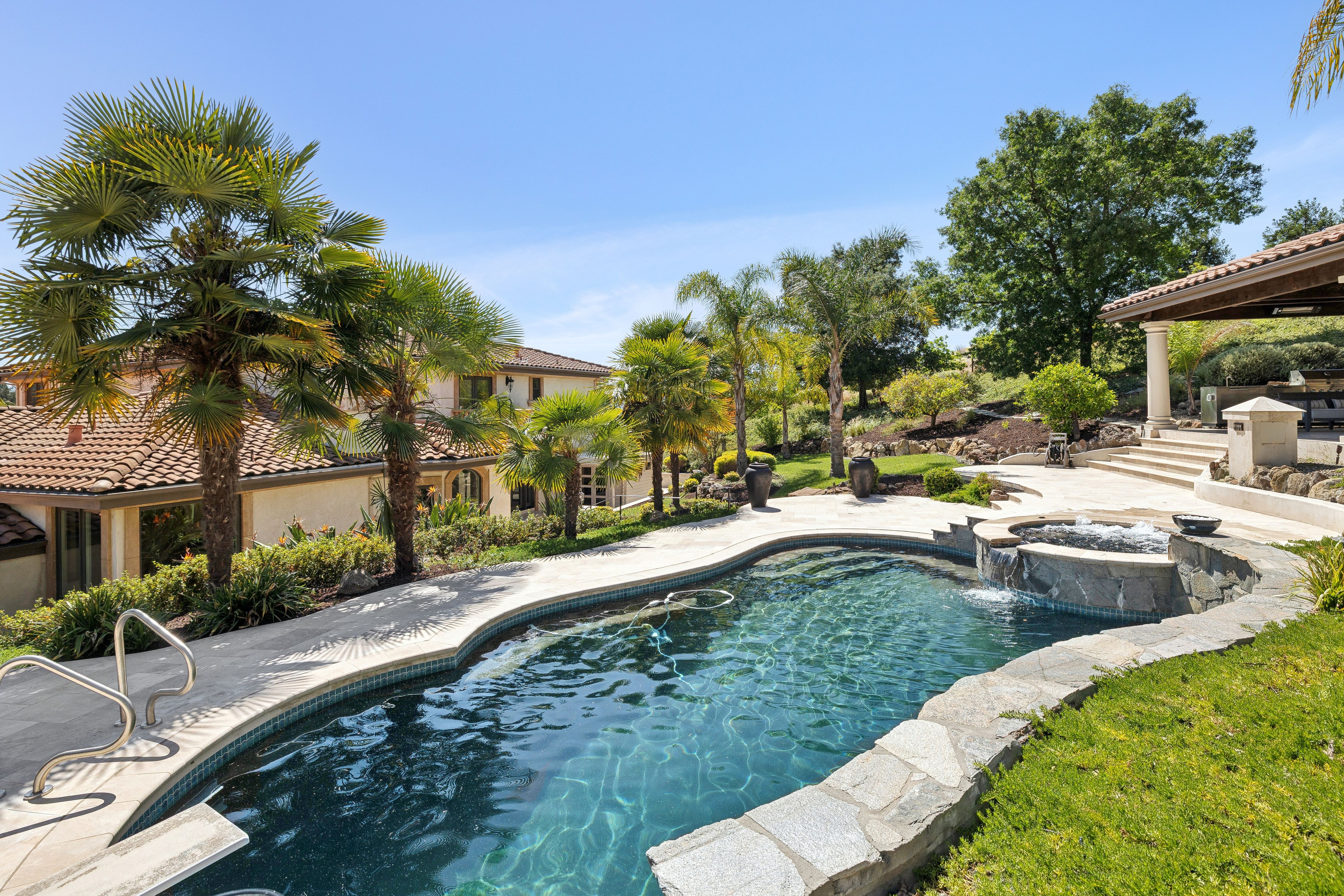  Grand Mediterranean Estate with Private Multi-Generational Wing - 物件實景