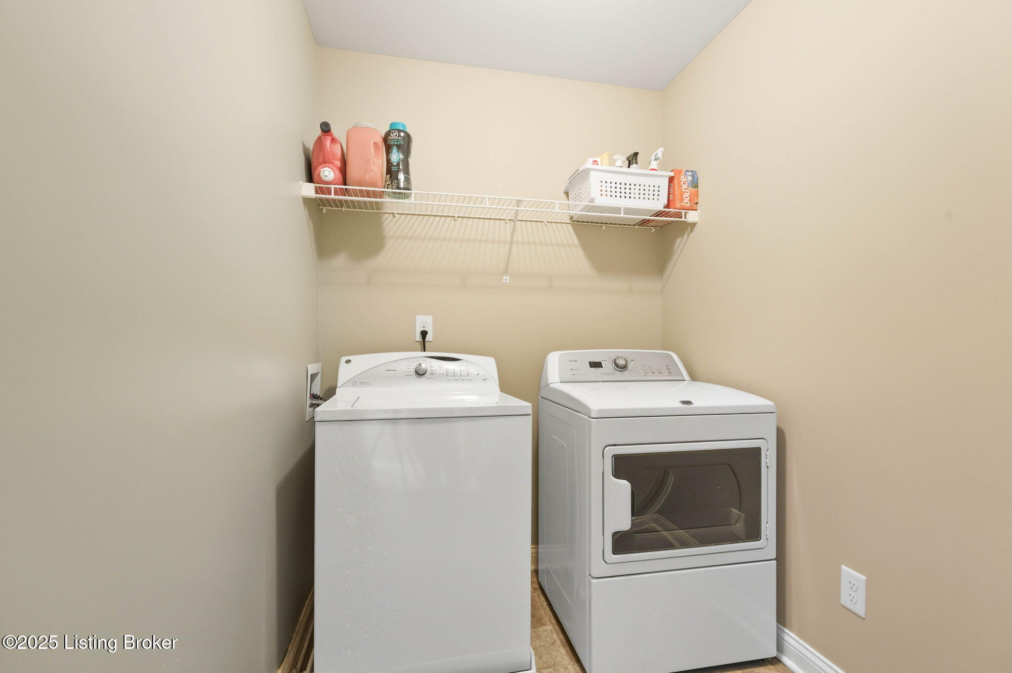 La Grange, Kentucky, 40031, United States, 5 Bedrooms Bedrooms, ,4 BathroomsBathrooms,Residential,For Sale,1971685