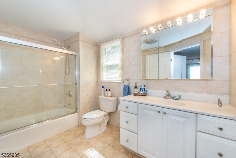 Wayne Twp., New Jersey, 07470, United States, 5 Bedrooms Bedrooms, ,3 BathroomsBathrooms,Residential,For Sale,1928449