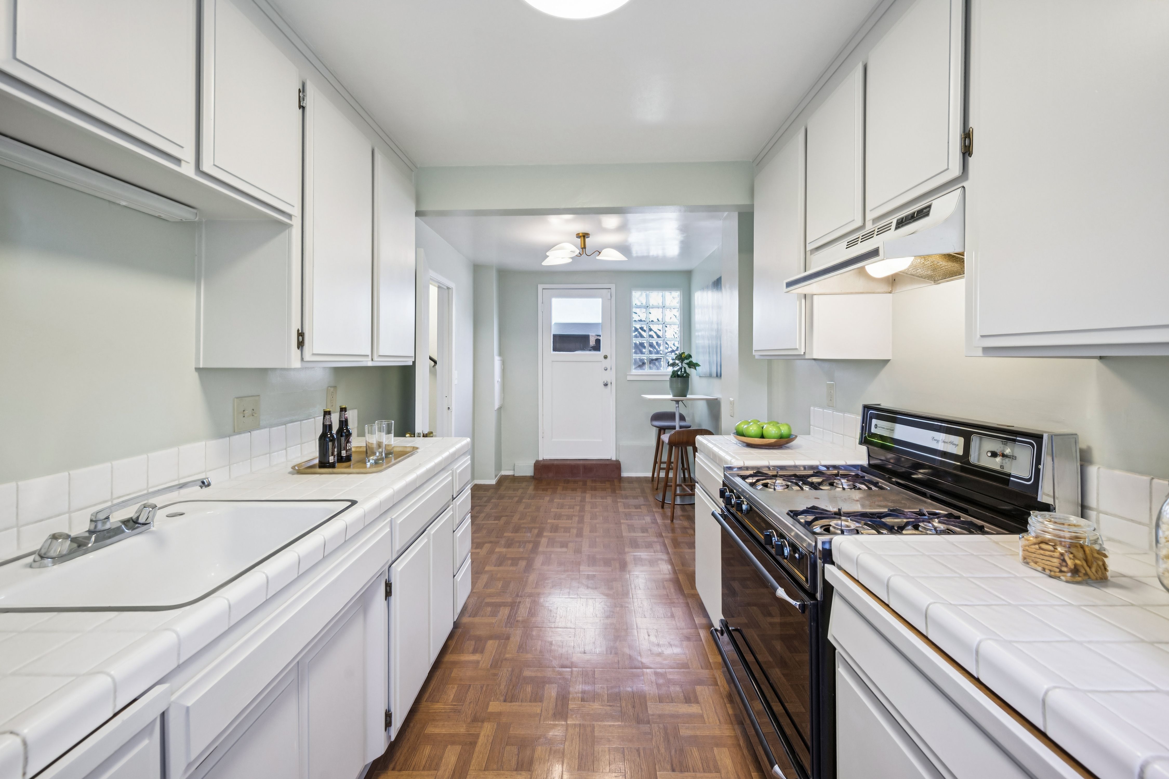  Spacious Corner-Lot Residence Offering Flexible Living Near Lake Merritt - 物件實景
