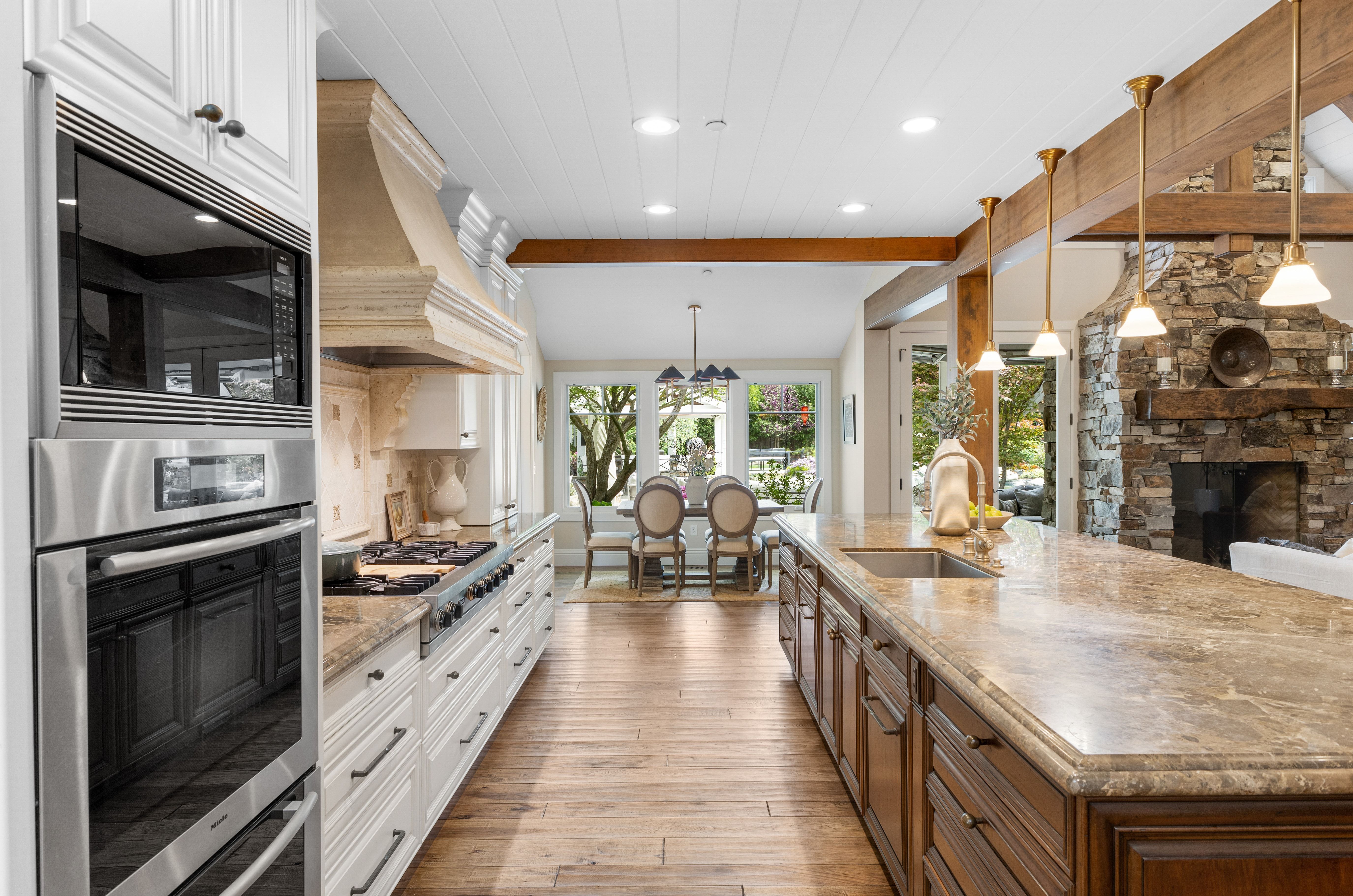  A Private One-Acre Compound Defined by Craftsmanship, Scale and Resort Living - 物件實景