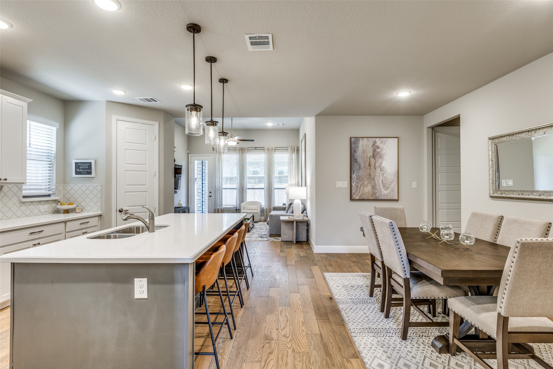 Carrollton, Texas, 75010, United States, 3 Bedrooms Bedrooms, ,3 BathroomsBathrooms,Residential,For Sale,1907540