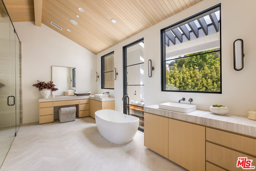 Los Angeles, California, 90049, United States, 5 Bedrooms Bedrooms, ,3 BathroomsBathrooms,Residential,For Sale,1839044