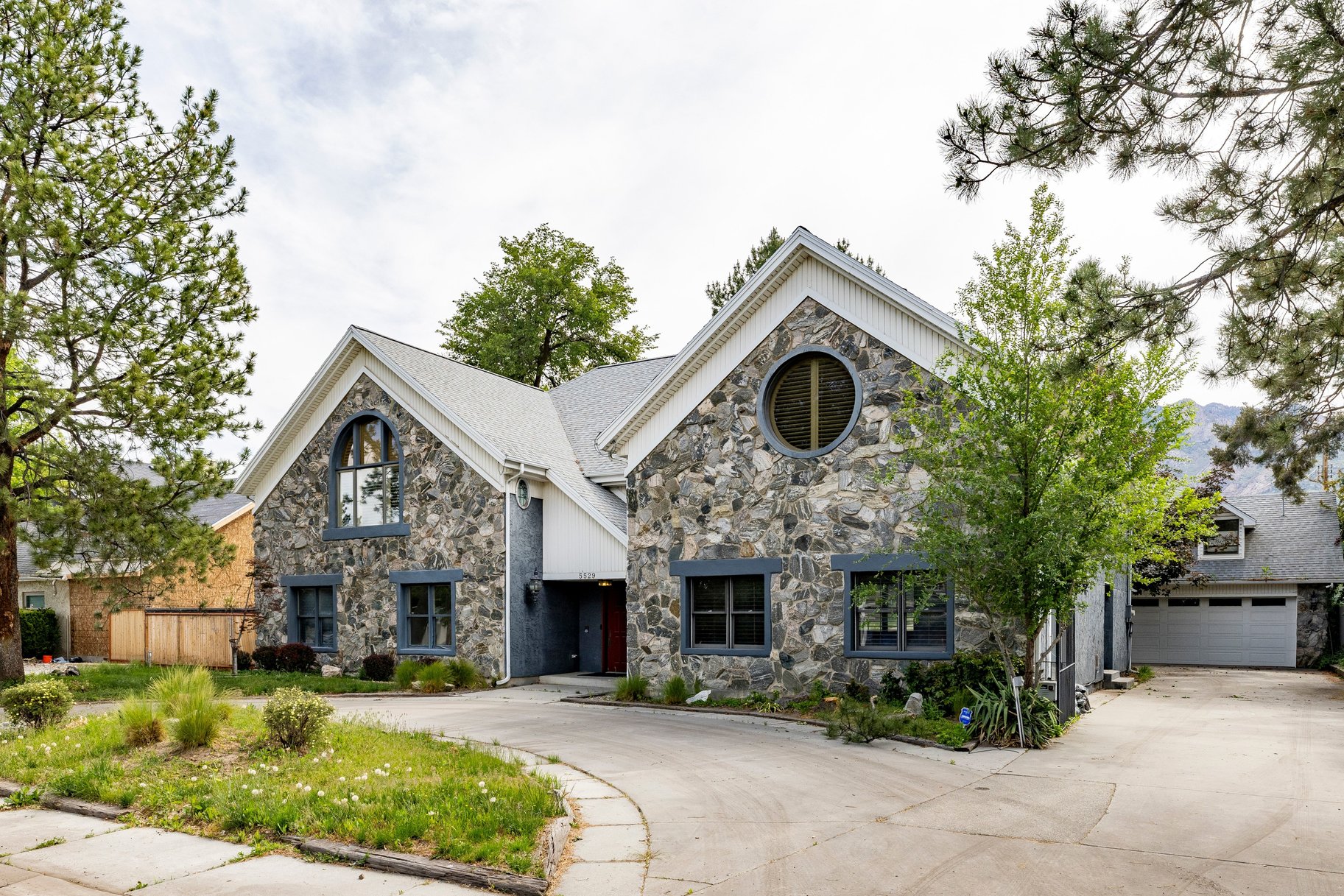  Timeless Holladay Opportunity Backing Cottonwood Club - 物件實景