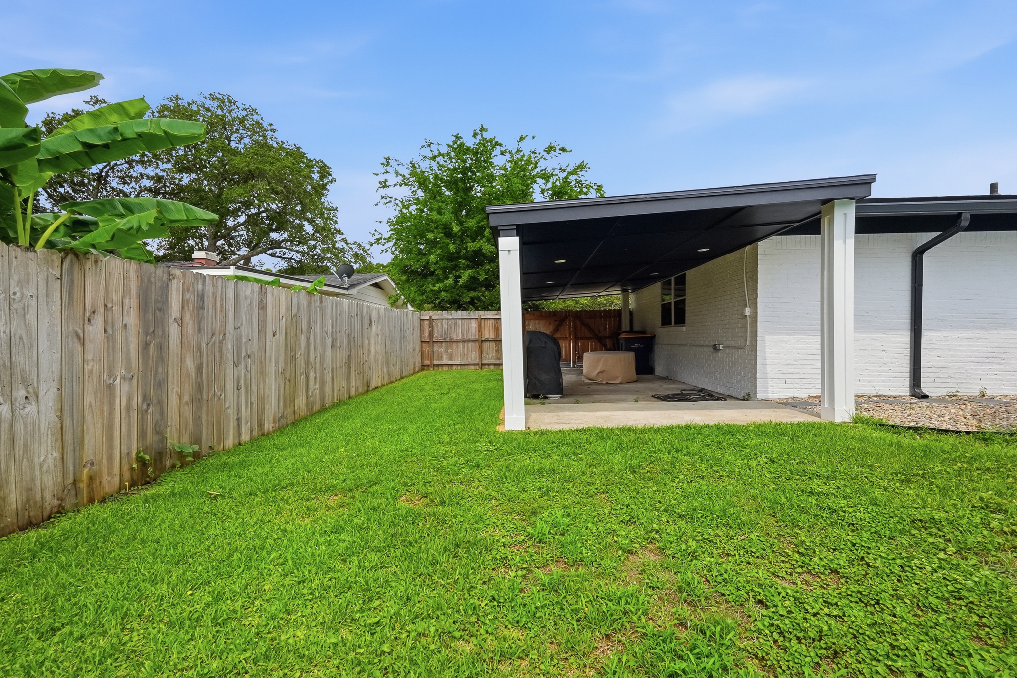  Move-In Ready Pool Home with Thoughtful Modern Updates - 物件實景
