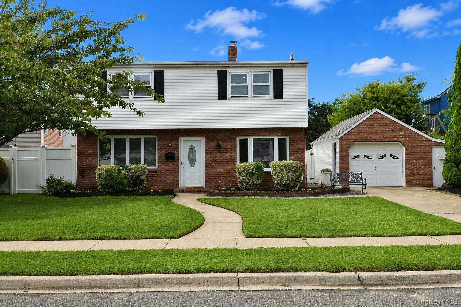 Swan Ln, Levittown, NY 11756